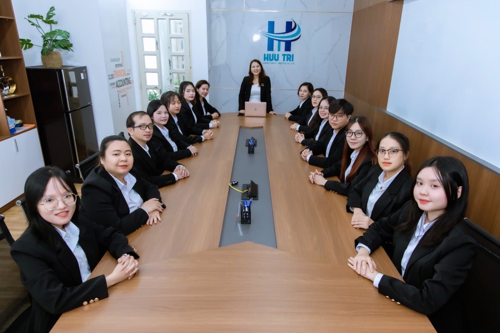 Công ty TNHH Tư Vấn Dịch Vụ Hữu Trí